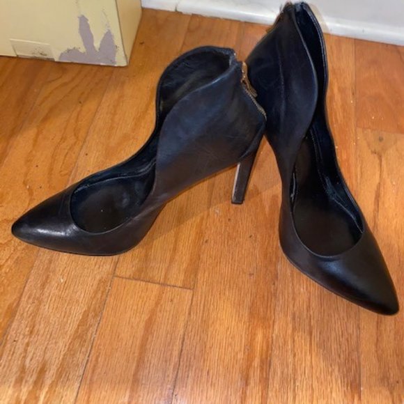 BCBG Black Leather Gold Zipper Heeled Pumps Size 9 - Picture 2 of 8